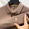 وفي فصل الصيف، كانت القمصان المصنوعة من القطن النقي بنسبة 100 في المائة Specification image